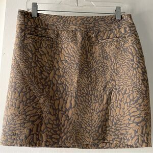 Loft sz 8 miniskirt in a textured, abstract print. Has pockets! Side zipper.